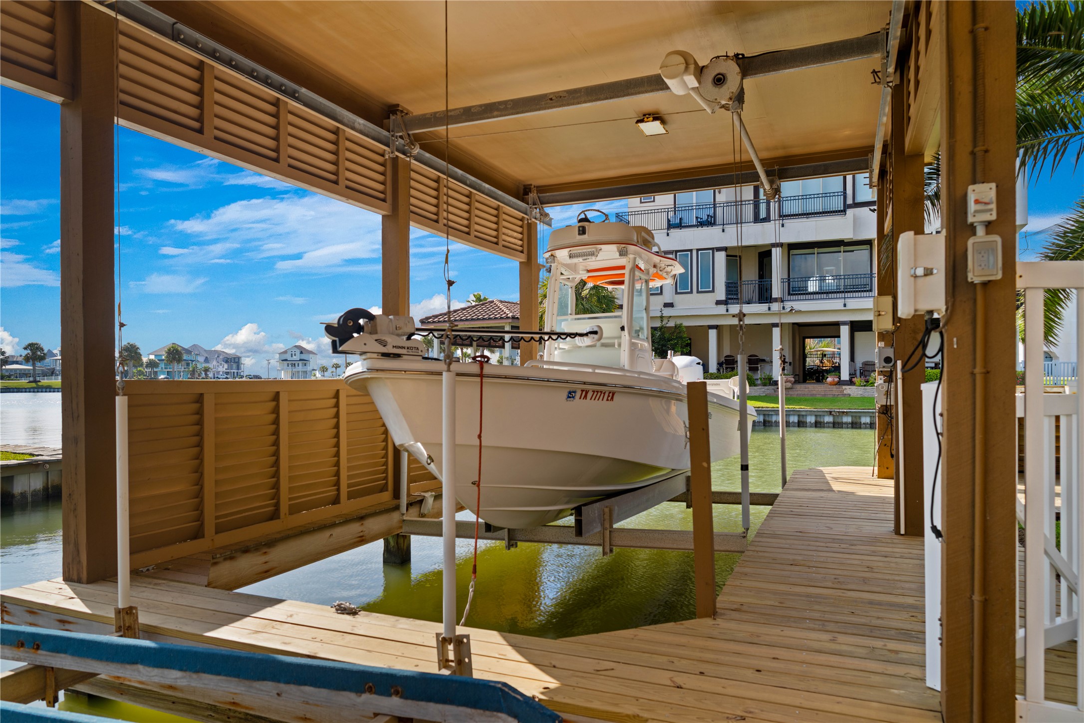 8 Loggerhead Hitchcock, TX 77563 - Photo 13 of 25 a view of a balcony with chairs and wooden floor