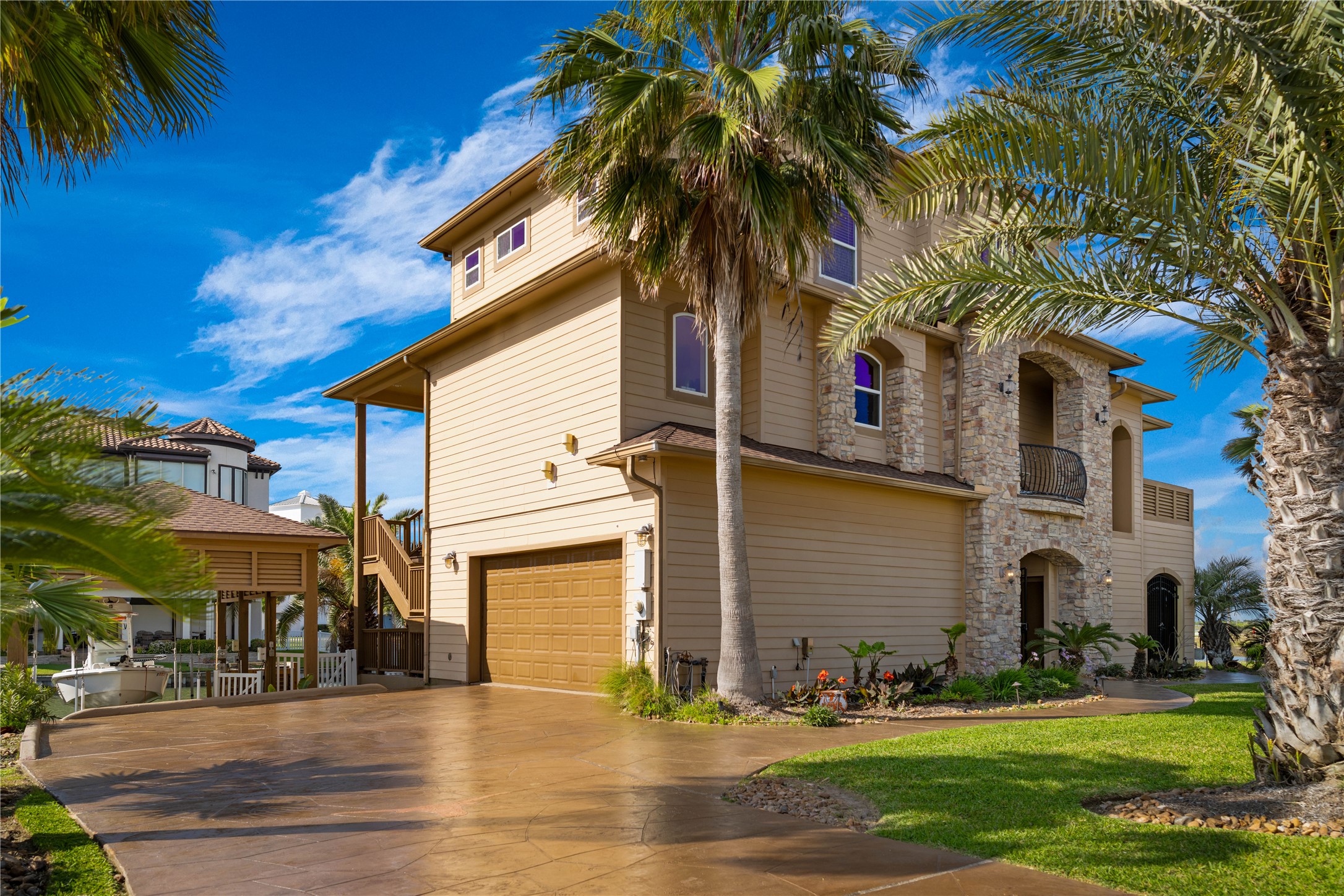 8 Loggerhead Hitchcock, TX 77563 - Photo 3 of 25 a front view of a house with a yard