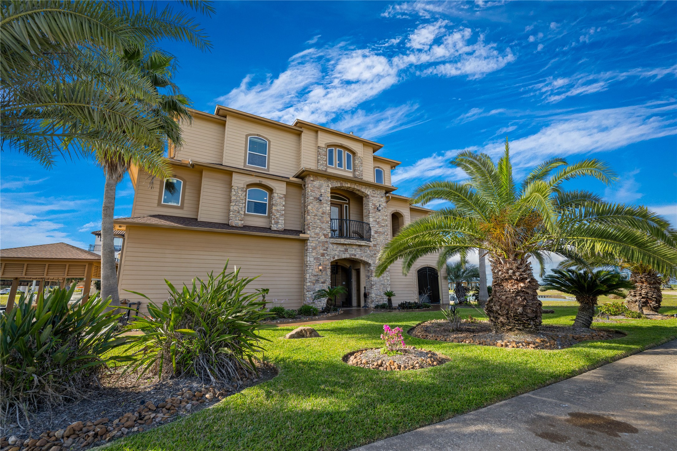 8 Loggerhead Hitchcock, TX 77563 - Photo 4 of 25 a front view of a house with a yard