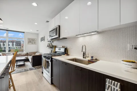 $3,050 | 713 North Milwaukee Avenue, Unit 504, Chicago, IL 60642