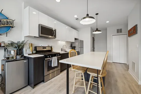 $3,050 | 713 North Milwaukee Avenue, Unit 504, Chicago, IL 60642