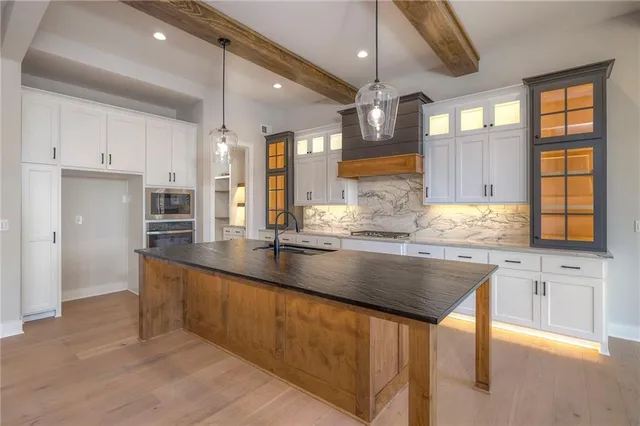 $835,000 | 916 Savannah Lane, Greenwood, MO 64034