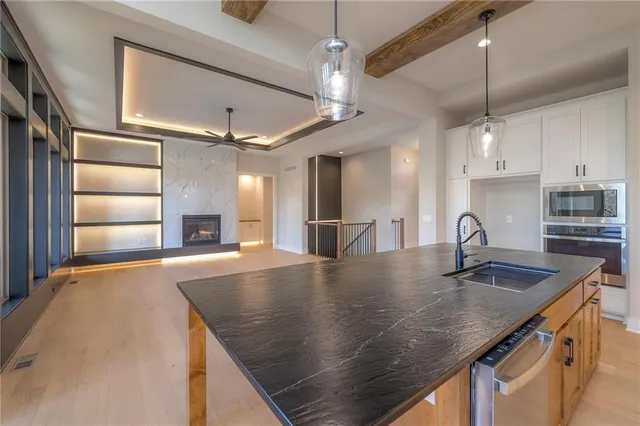 $835,000 | 916 Savannah Lane, Greenwood, MO 64034