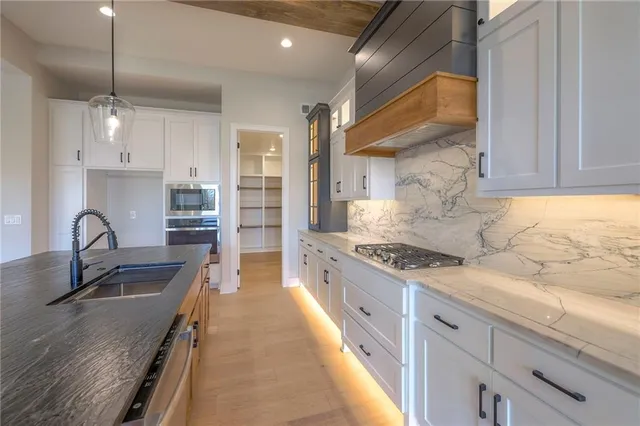 $835,000 | 916 Savannah Lane, Greenwood, MO 64034