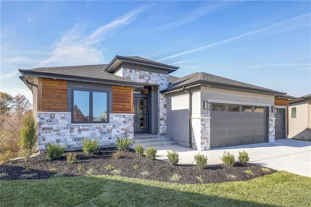 $835,000 | 916 Savannah Lane, Greenwood, MO 64034