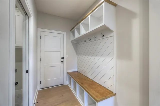 $835,000 | 916 Savannah Lane, Greenwood, MO 64034