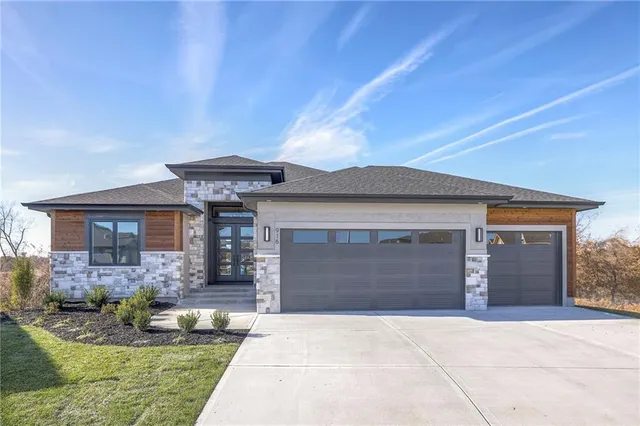 $835,000 | 916 Savannah Lane, Greenwood, MO 64034