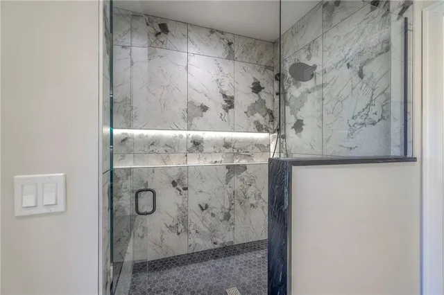 $835,000 | 916 Savannah Lane, Greenwood, MO 64034