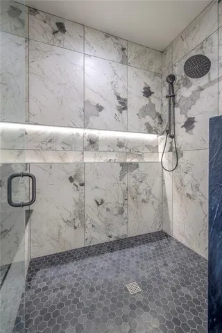 $835,000 | 916 Savannah Lane, Greenwood, MO 64034