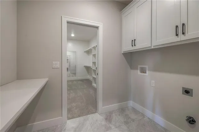 $835,000 | 916 Savannah Lane, Greenwood, MO 64034