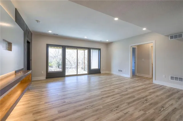 $835,000 | 916 Savannah Lane, Greenwood, MO 64034