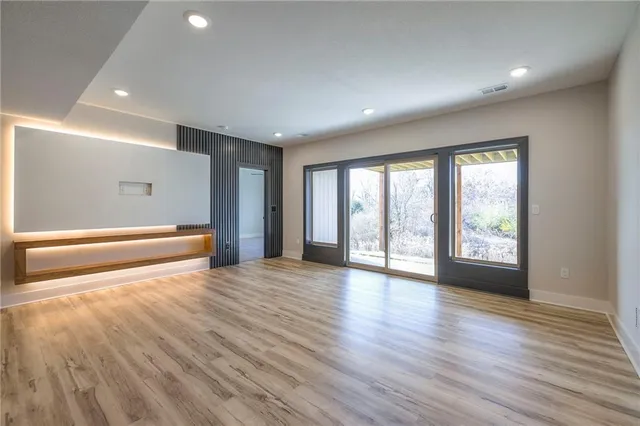 $835,000 | 916 Savannah Lane, Greenwood, MO 64034