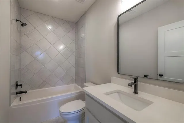 $835,000 | 916 Savannah Lane, Greenwood, MO 64034