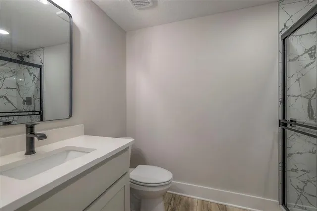 $835,000 | 916 Savannah Lane, Greenwood, MO 64034