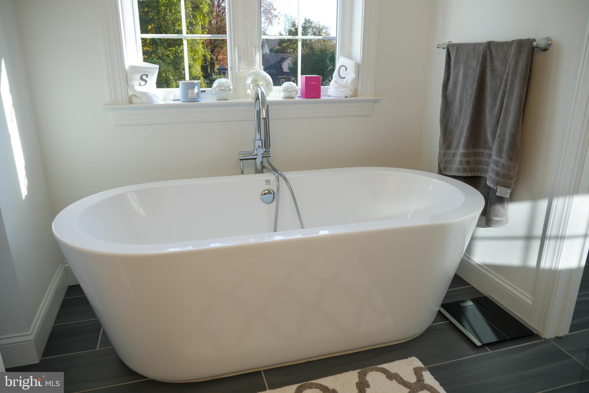 1237 Steel Road Havertown, PA 19083 - Photo 23 of 37 Master Tub