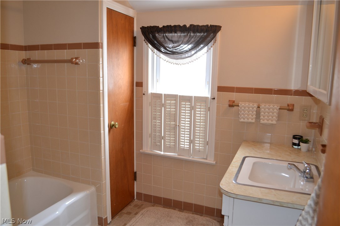 4860 Fairlawn Road Cleveland, OH 44124 - Photo 9 of 14