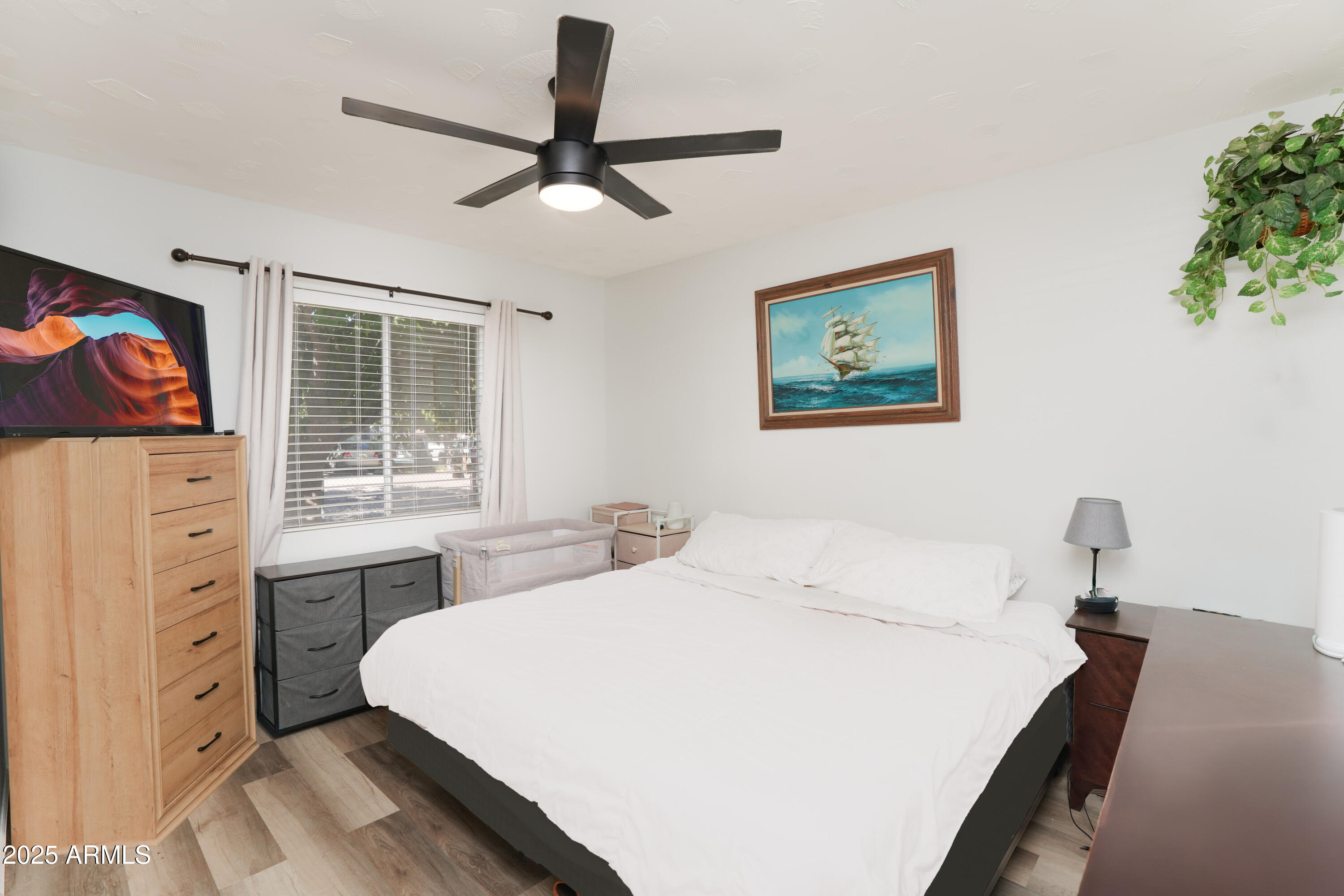 605 3rd N Street Clarkdale, AZ 86324 - Photo 14 of 37 a room with a bed and a window