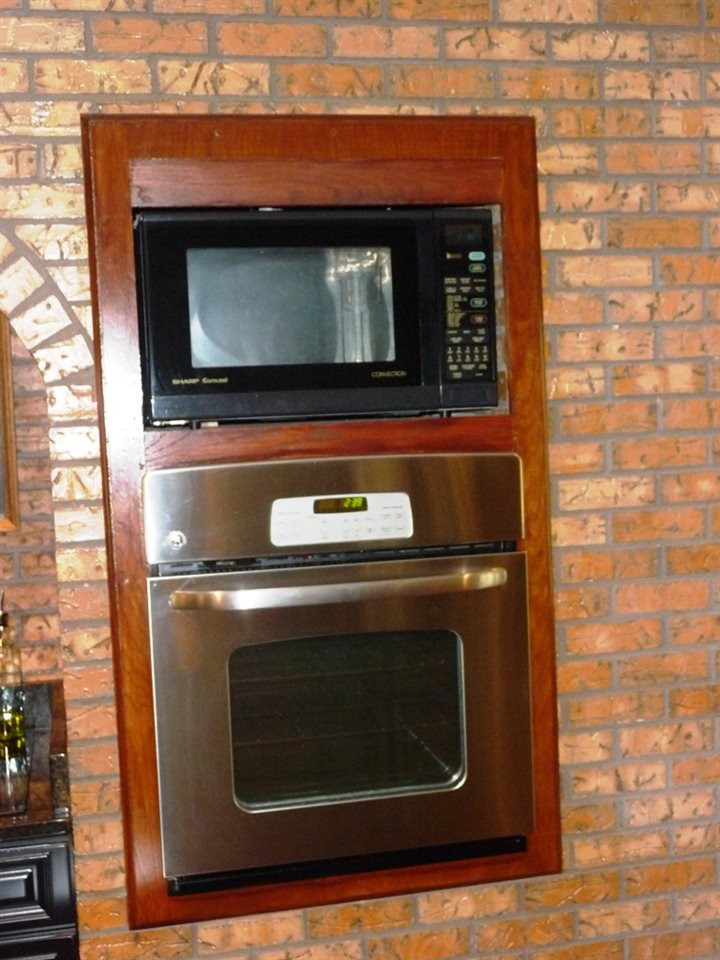 25 Rochelle Drive Brandon, MS 39047 - Photo 6 of 27 Oven and microwave