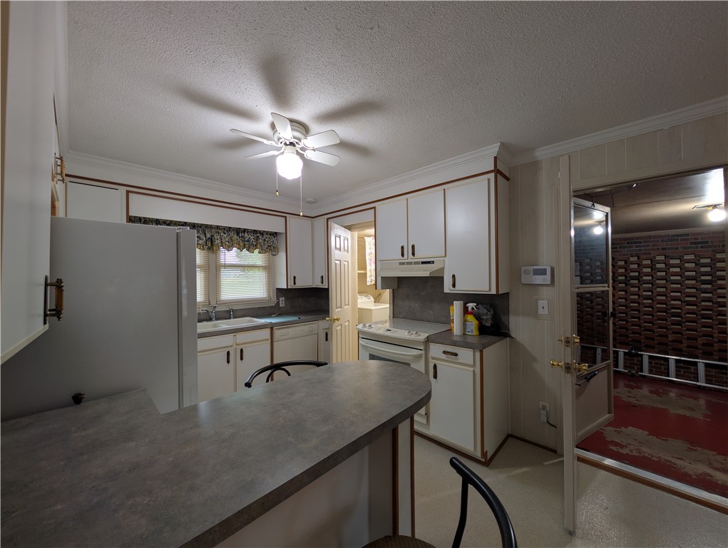1000 Hickory Lane Anderson, SC 29624 - Photo 21 of 37 This cozy kitchen features a breakfast bar, ample cabinetry, and direct access to outdoor living.