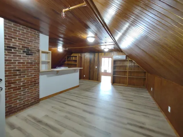 $1,250 | 109 Pleasant Street, Unit 302, Claremont, NH 03743