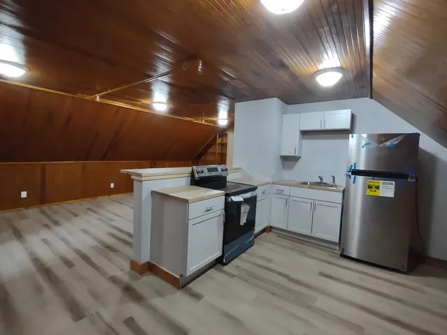 $1,250 | 109 Pleasant Street, Unit 302, Claremont, NH 03743