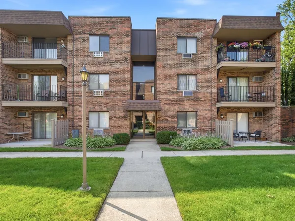 $1,699 | 3511 Central Road, Unit 302, Glenview, IL 60025
