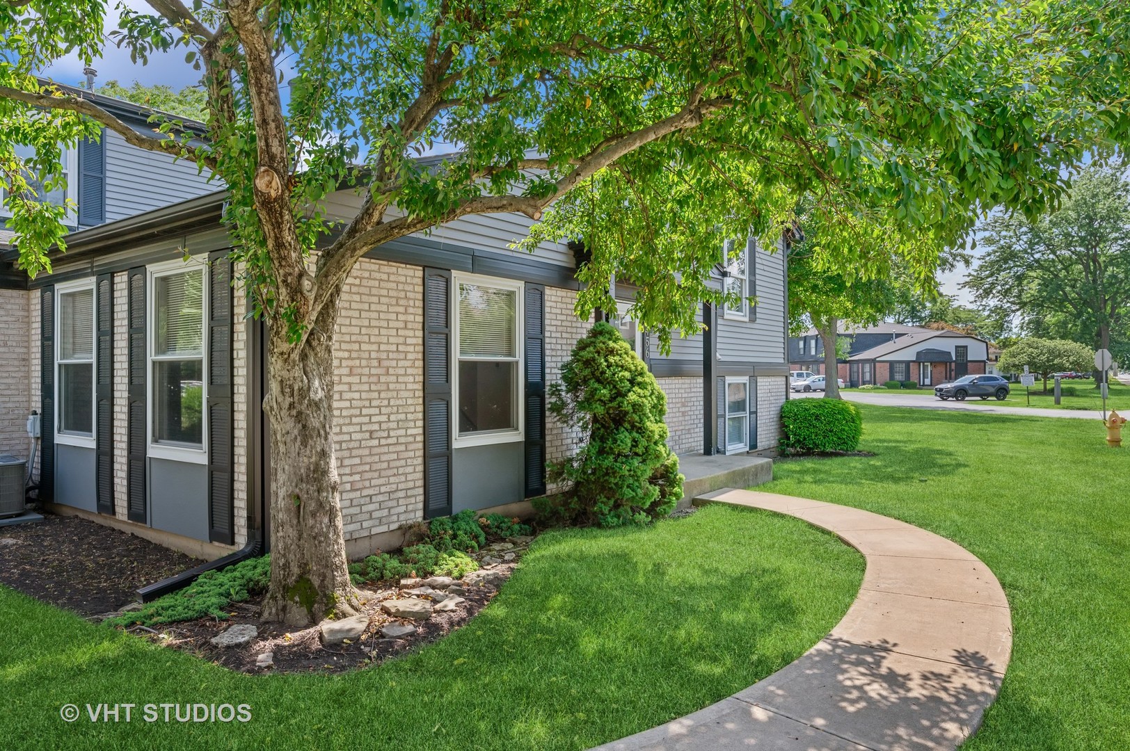 456 Inverrary Lane Deerfield, IL 60015 - Photo 12 of 17 a front view of a house with a garden