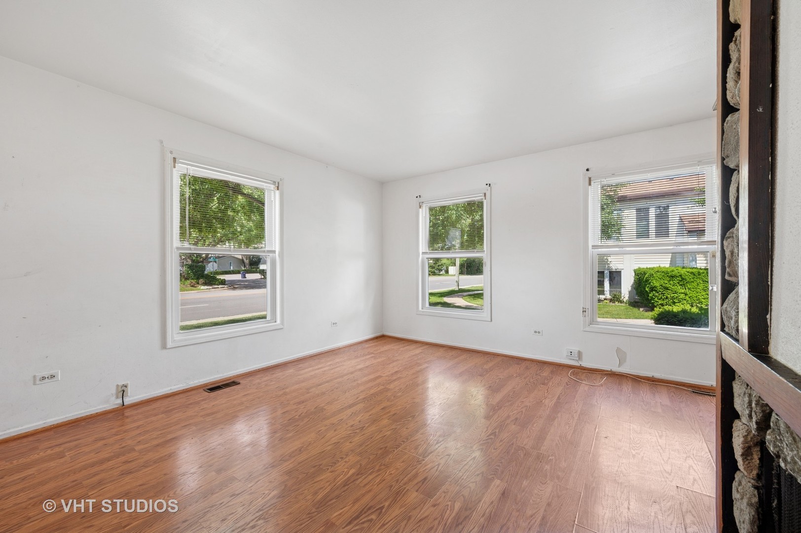 456 Inverrary Lane Deerfield, IL 60015 - Photo 4 of 17 an empty room with windows