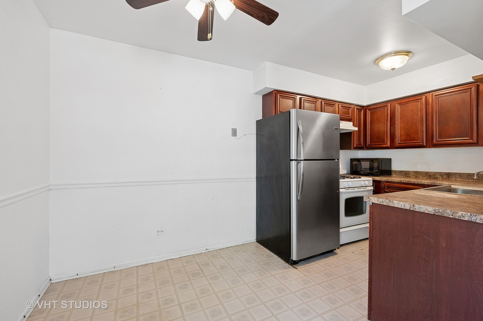 456 Inverrary Lane Deerfield, IL 60015 - Photo 5 of 17 a kitchen with stainless steel appliances a refrigerator and a stove top oven