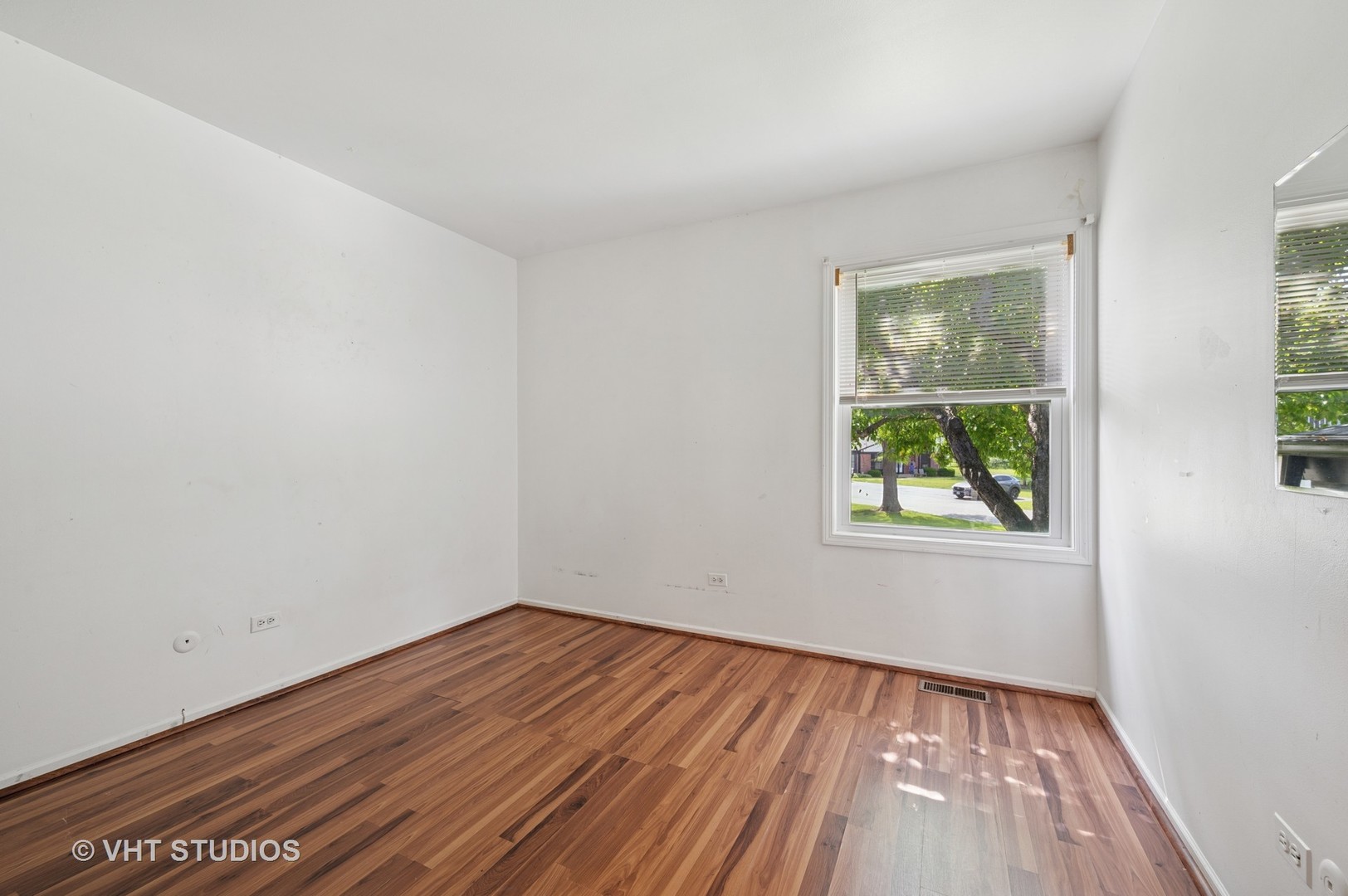 456 Inverrary Lane Deerfield, IL 60015 - Photo 7 of 17 an empty room with window