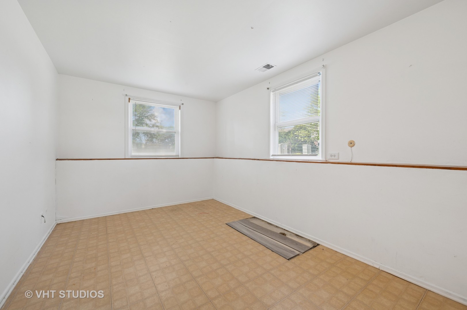 456 Inverrary Lane Deerfield, IL 60015 - Photo 9 of 17 an empty room with a window