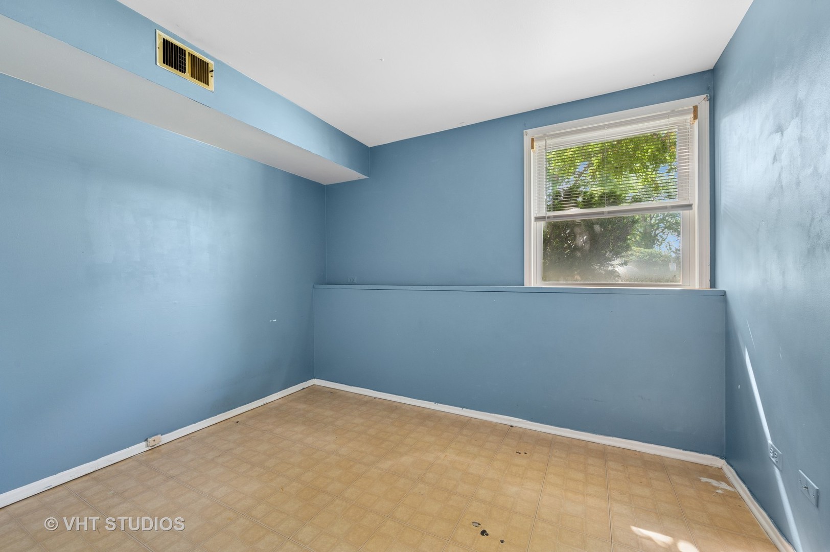 456 Inverrary Lane Deerfield, IL 60015 - Photo 10 of 17 a view of empty room with window