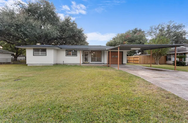 a view of a house with a backyard
