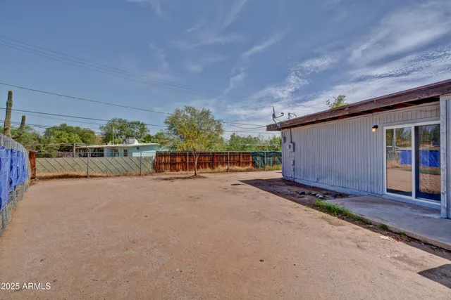 a view of a backyard