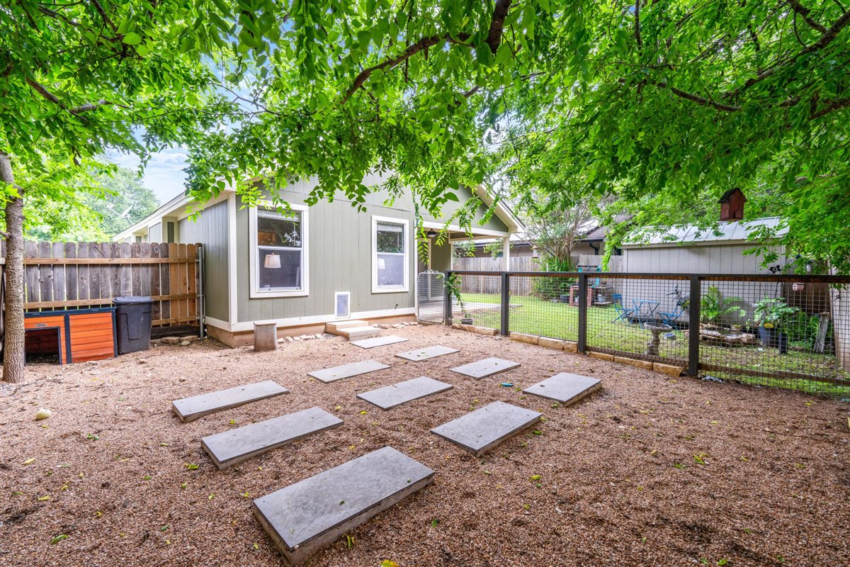 2147 Jasmine Path Round Rock, TX 78664 - Photo 33 of 36 A dedicated dog run with secure metal fencing makes this backyard a dream for pet owners.