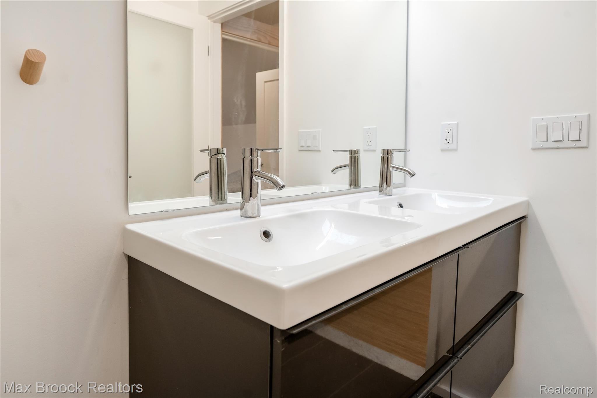 90 Amherst Road Pleasant Ridge, MI 48069 - Photo 33 of 43 Upstairs bathroom