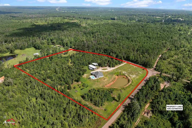 a view of a back yard