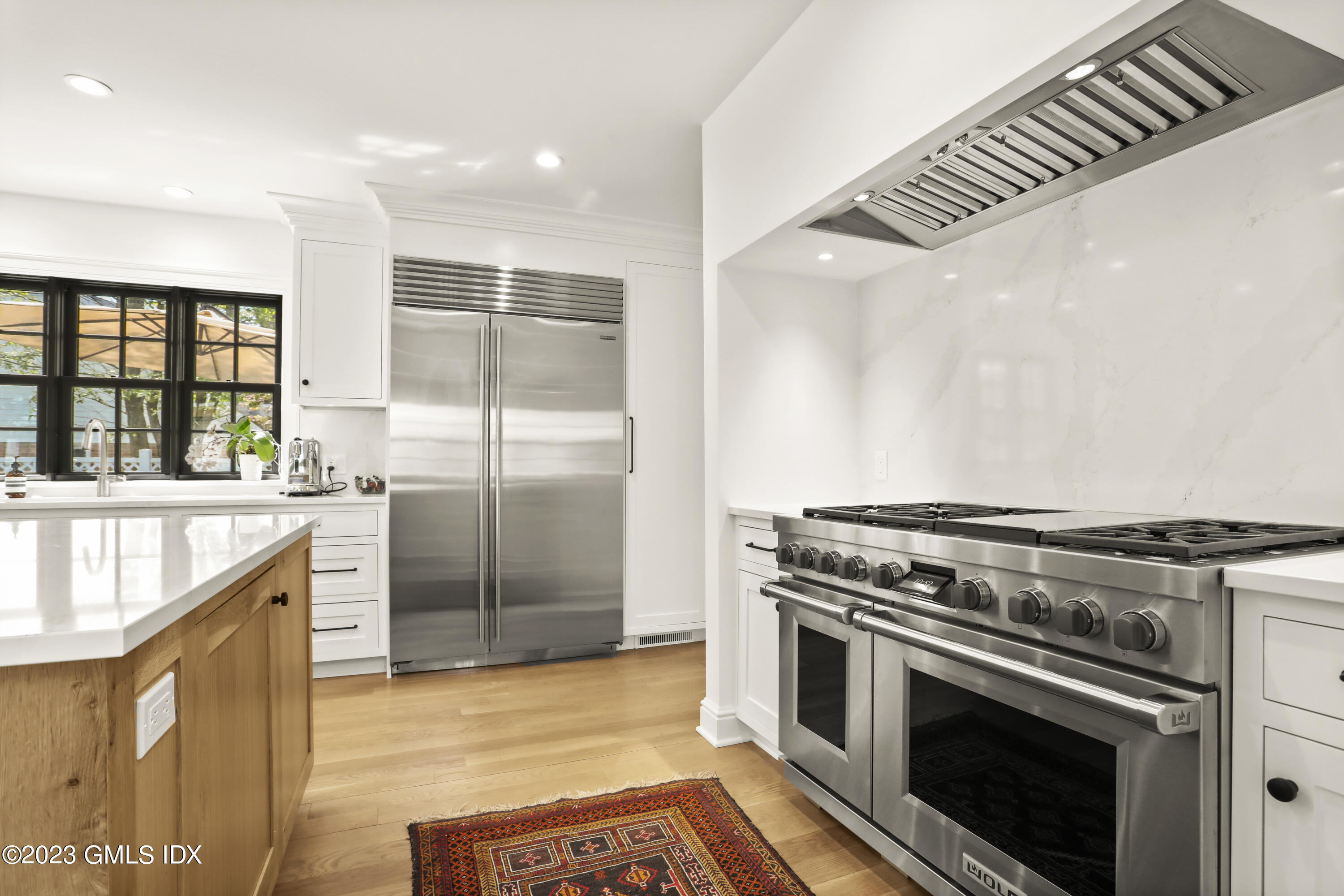 2 Northridge Road Old Greenwich, CT 06870 - Photo 10 of 43 a kitchen with a stove and a microwave