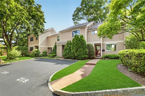 $679,000 | 218 Tree Top Crescent, Rye Brook, NY 10573