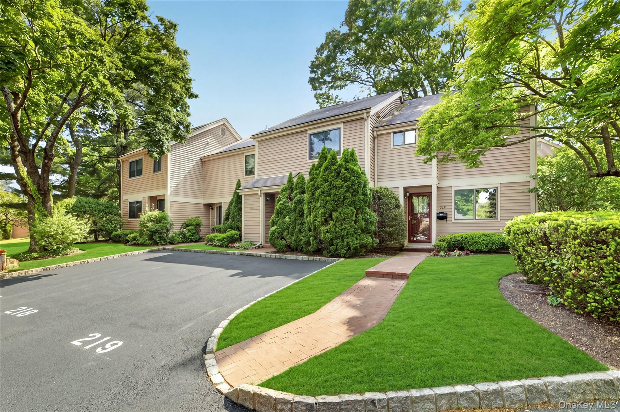218 Tree Top Crescent Rye Brook, NY 10573 - Photo 2 of 36