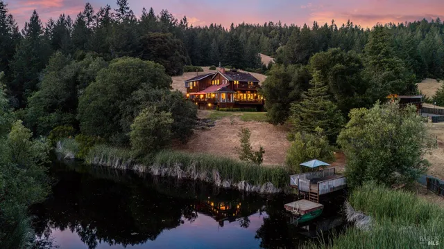 a view of a pathway of a building with wooden fence