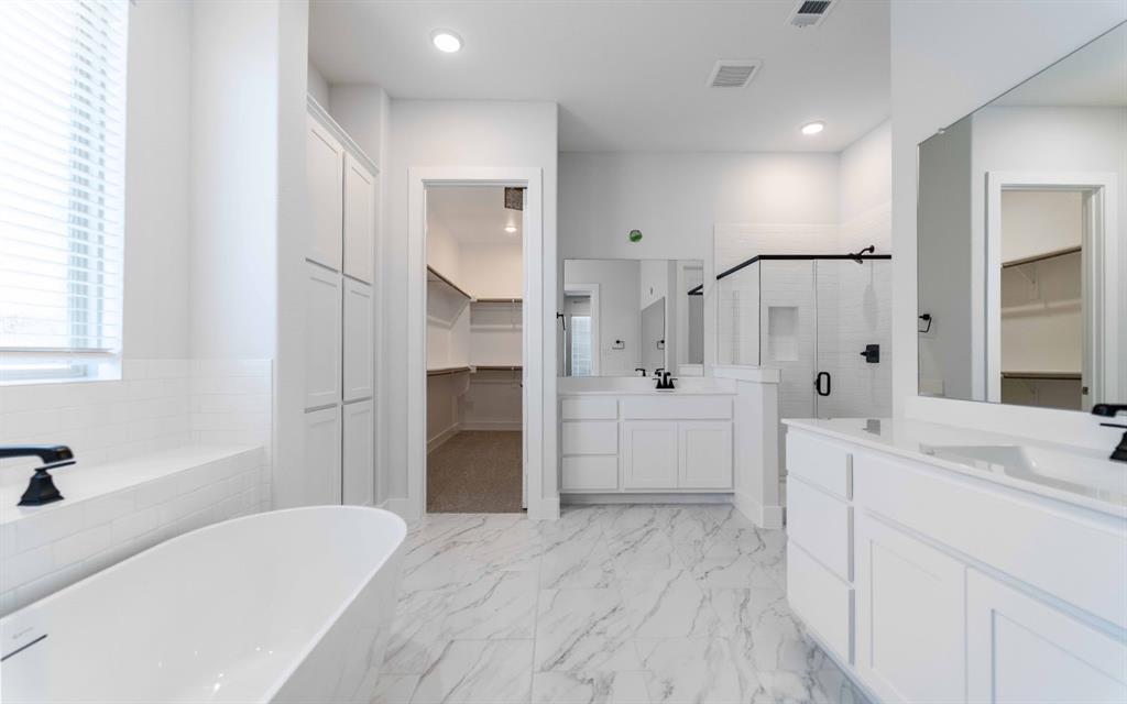 2012 Casting Ridge Mesquite, TX 75181 - Photo 17 of 28 a bathroom with a bathtub sink and mirror