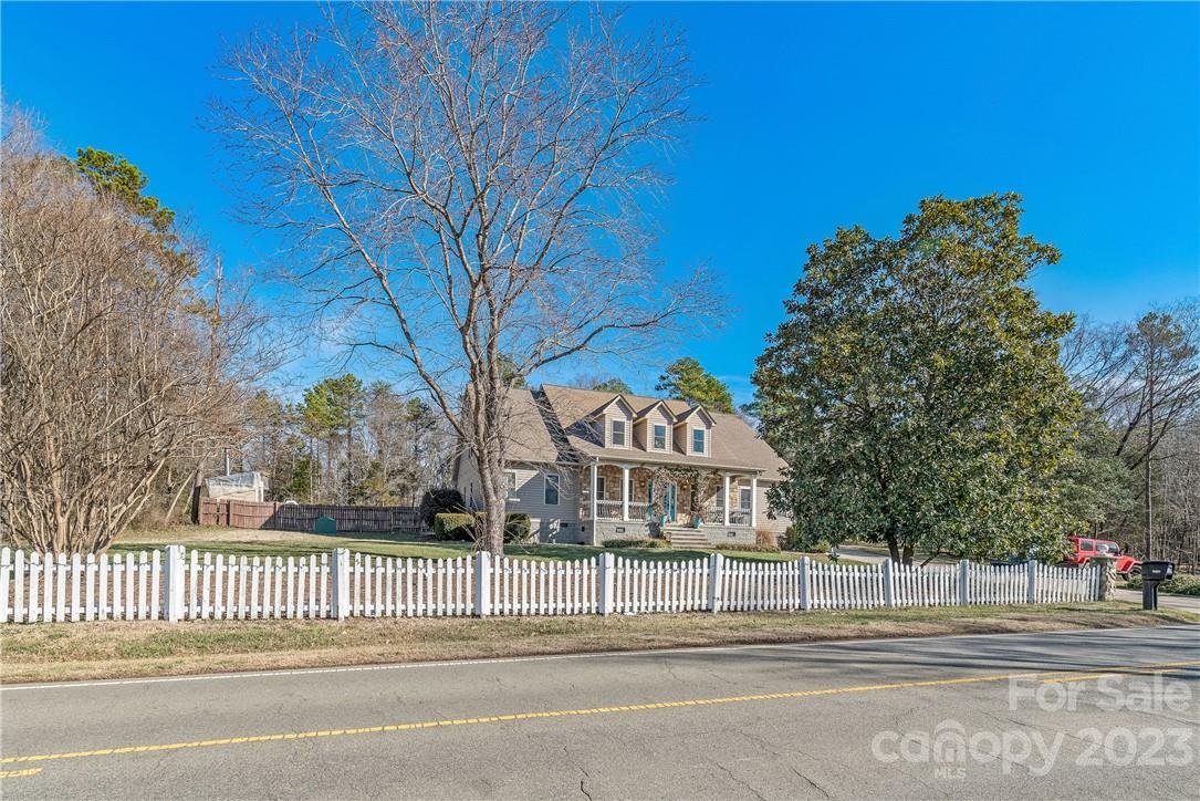 13801 East Rocky River Road Davidson, NC 28036 - Photo 3 of 42 a view of a city from a terrace