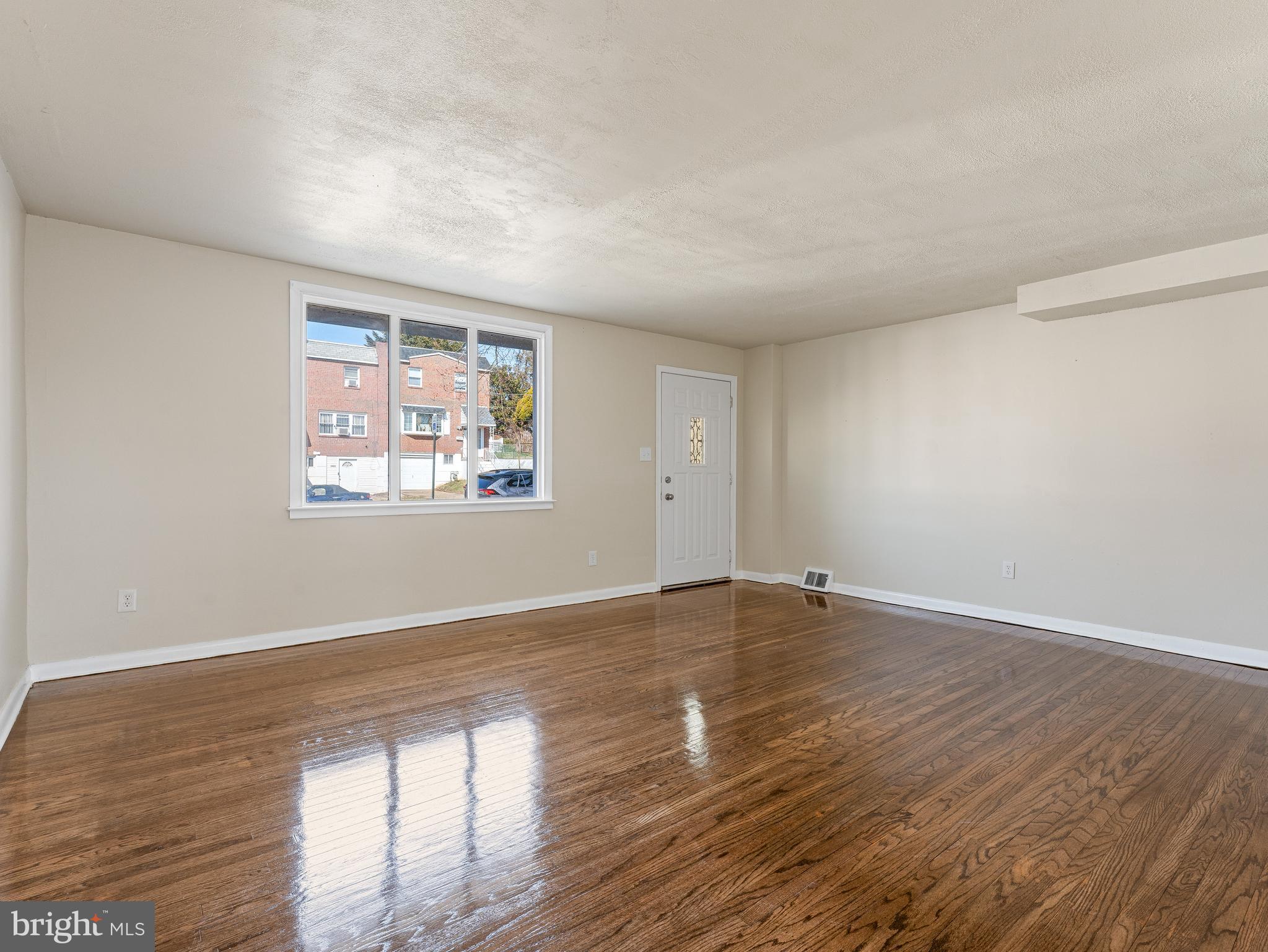3904 Gideon Road Brookhaven, PA 19015 - Photo 4 of 24 Living Room