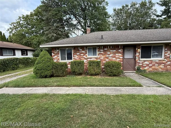 $1,300 | 206 North John Street, Highland, MI 48357