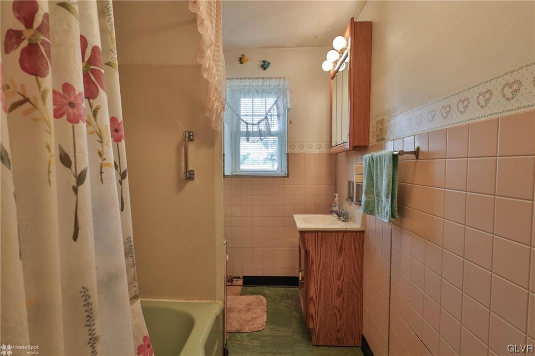 1812 Rosenberger Road Quakertown, PA 18951 - Photo 17 of 47 Main House-Full Bath