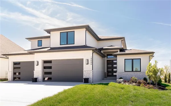 $717,535 | 18600 Howe Drive, Overland Park, KS 66085