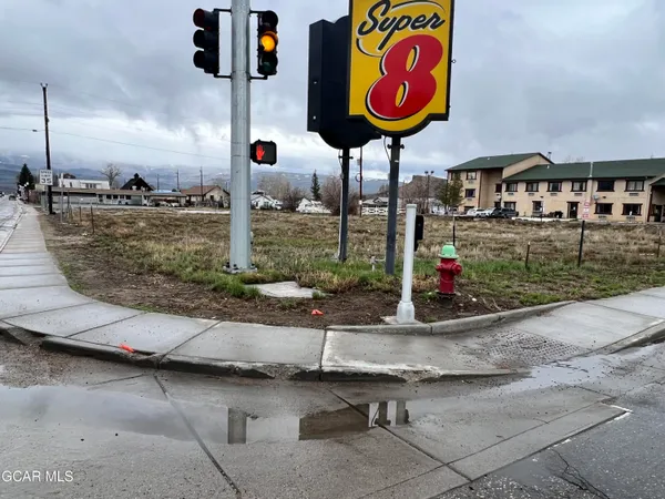 a view of a lake with houses in back
