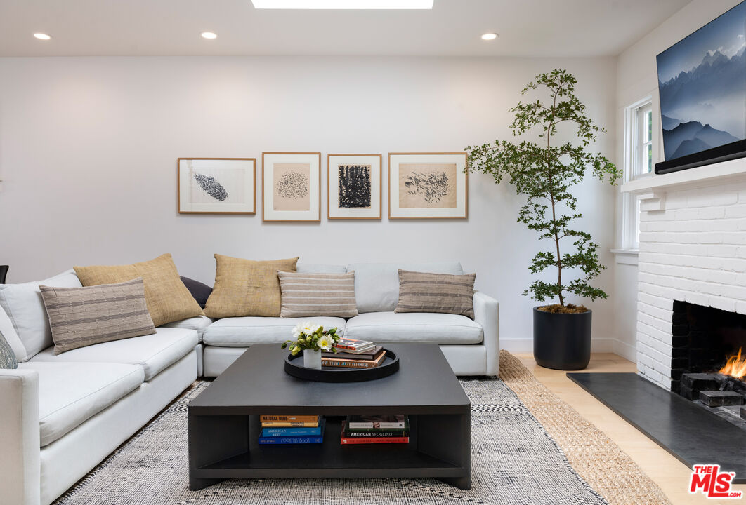 525 Rialto Avenue Venice, CA 90291 - Photo 7 of 18 Gallery Image 7