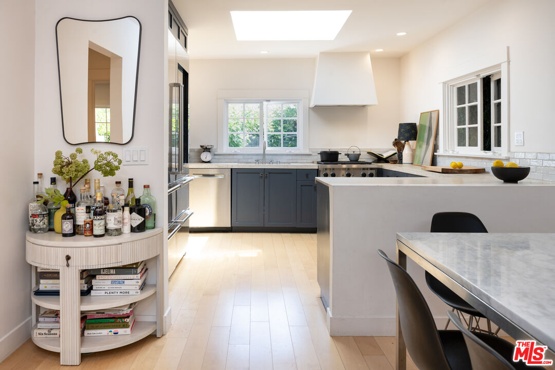 525 Rialto Avenue Venice, CA 90291 - Photo 9 of 18 Gallery Image 9